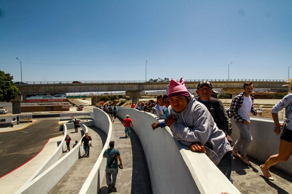 EE.UU. continúa recibiendo pedidos de asilo de madres y niños de la caravana migrante
