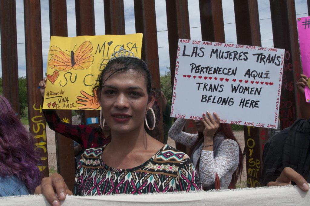 CARAVANA DE TRANSEXUALES Y HOMOSEXUALES SOLICITÓ ASILO EN GARITA FRONTERIZA