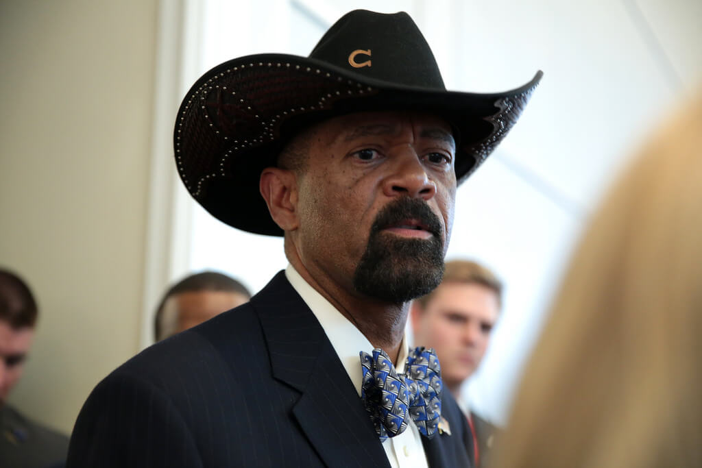 alguacil-de-Milkwaukee-David-Clarke