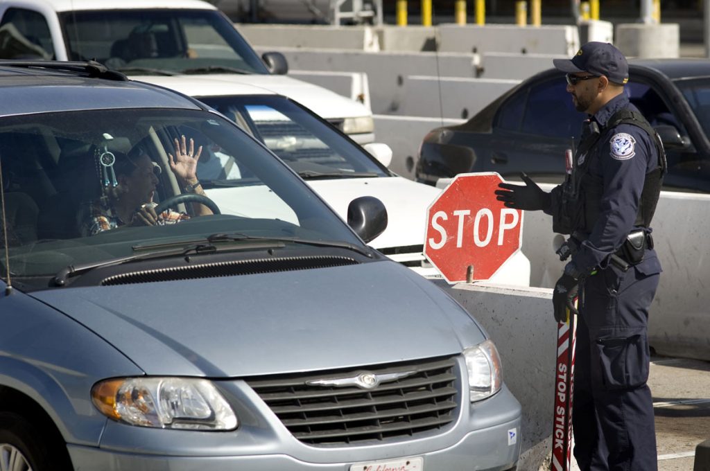 EL CONTROL DE VEHÍCULOS SE INTENSIFICA EN EL PASO ENTRE SAN YSIDRO Y TIJUANA