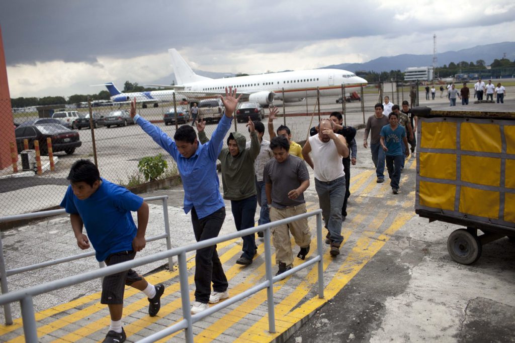 LAS DEPORTACIONES DE EE.UU. NO FRENAN LAS REMESAS DE EMIGRANTES GUATEMALTECOS