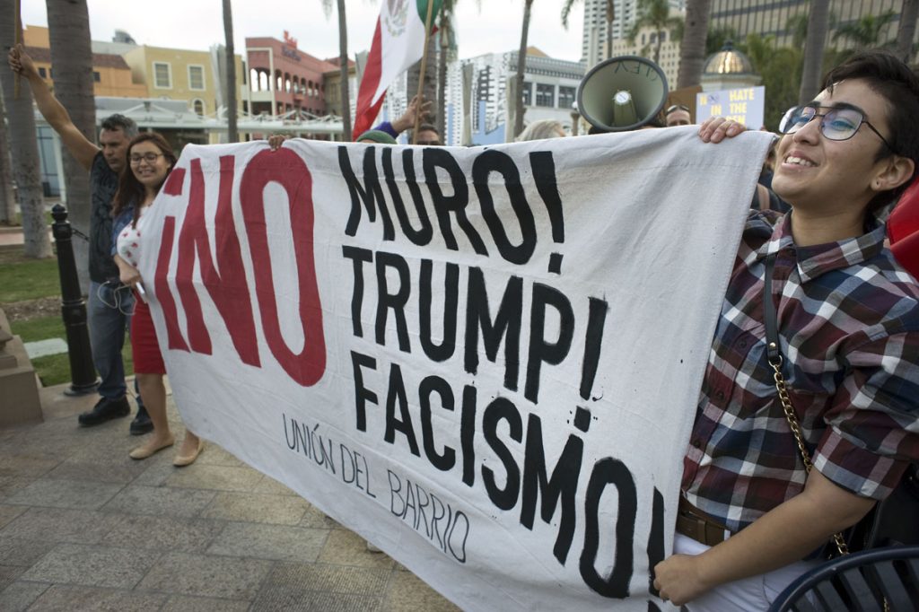 "Persona non grata", dicen a Trump en la antesala del viaje a San Diego