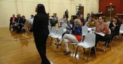 taller-ensena-a-hispanos-a-reconocer-y-evadir-fraudes-migratorios-en-houston-video